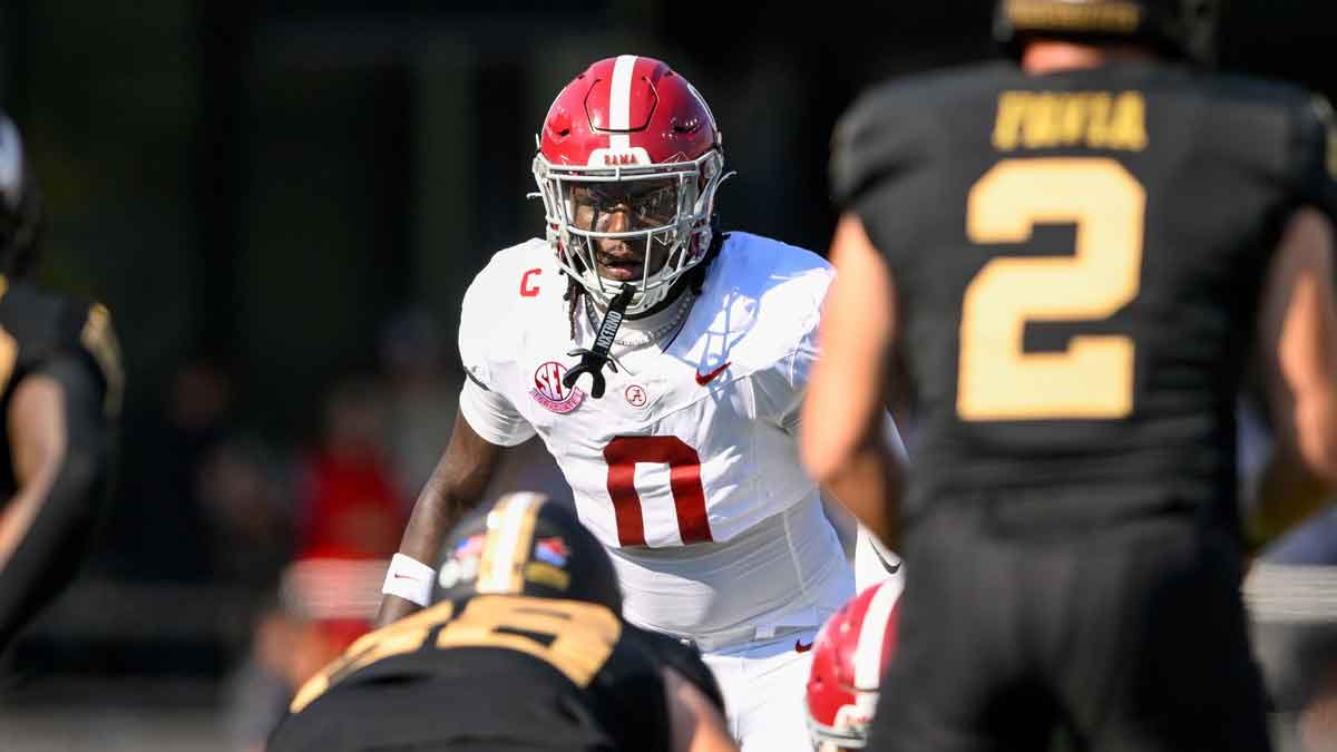 Alabama Crimson Tide linebacker Deontae Lawson (0) sneaks a peek into the backfield against the Vanderbilt Commodores during the first half at FirstBank Stadium.