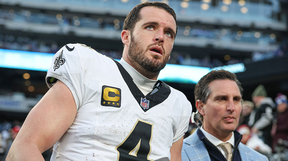 New Orleans Saints quarterback Derek Carr (4) walks off the field after field after an injury during the fourth quarter at MetLife Stadium.
