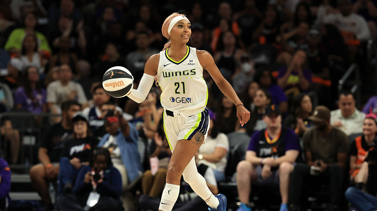 Dallas Wings guard DiJonai Carrington (21) against the Phoenix Mercury at PHX Arena.