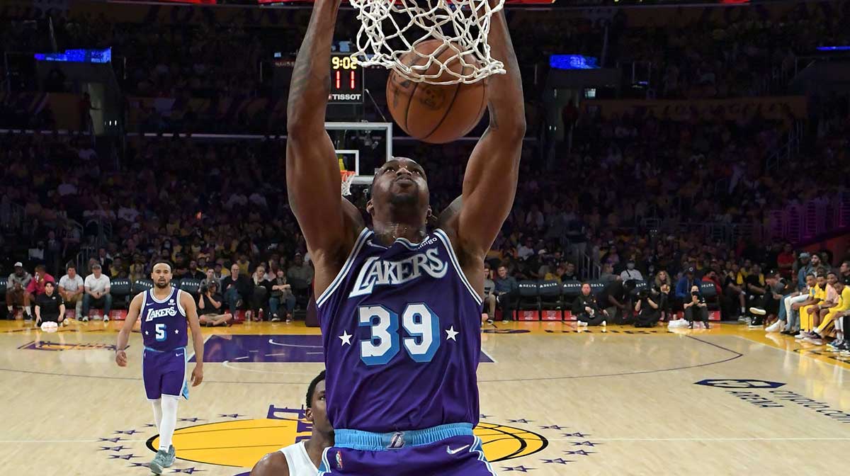 Los Angeles Lakers center Dwight Howard (39) dunks the ball in the second half of the game against the Oklahoma City Thunder at Crypto.com Arena.