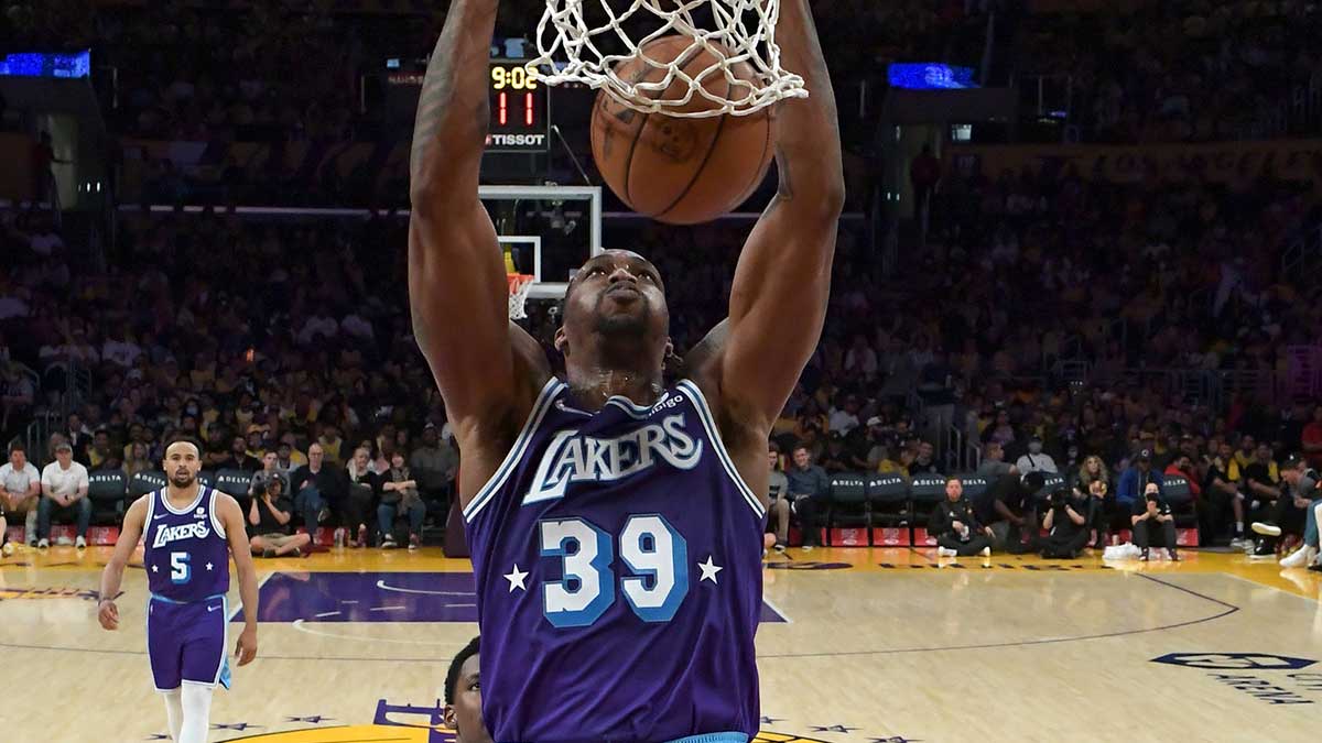 Los Angeles Lakers center Dwight Howard (39) dunks the ball in the second half of the game against the Oklahoma City Thunder at Crypto.com Arena.