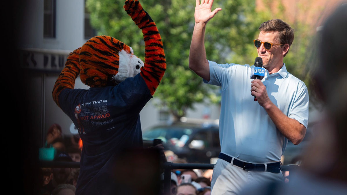 Eli Manning breaks Auburn world record with help of Bo Nix