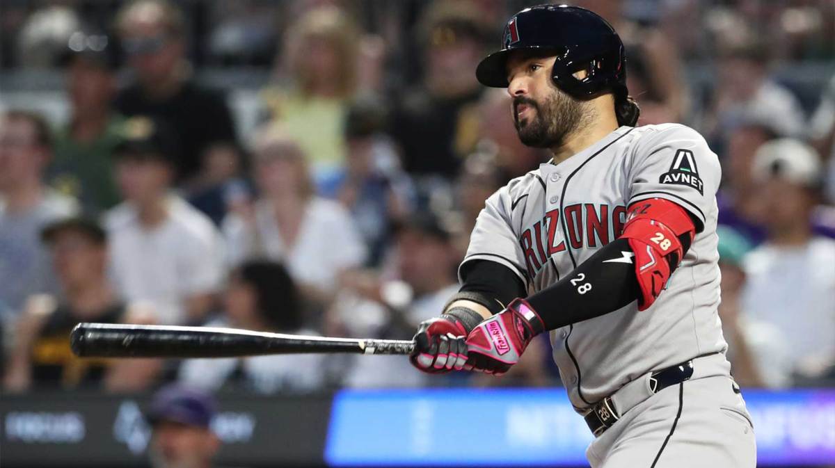 Arizona Diamondbacks third baseman Eugenio Suarez (28) hits a single against the Pittsburgh Pirates during the sixth inning at PNC Park.
