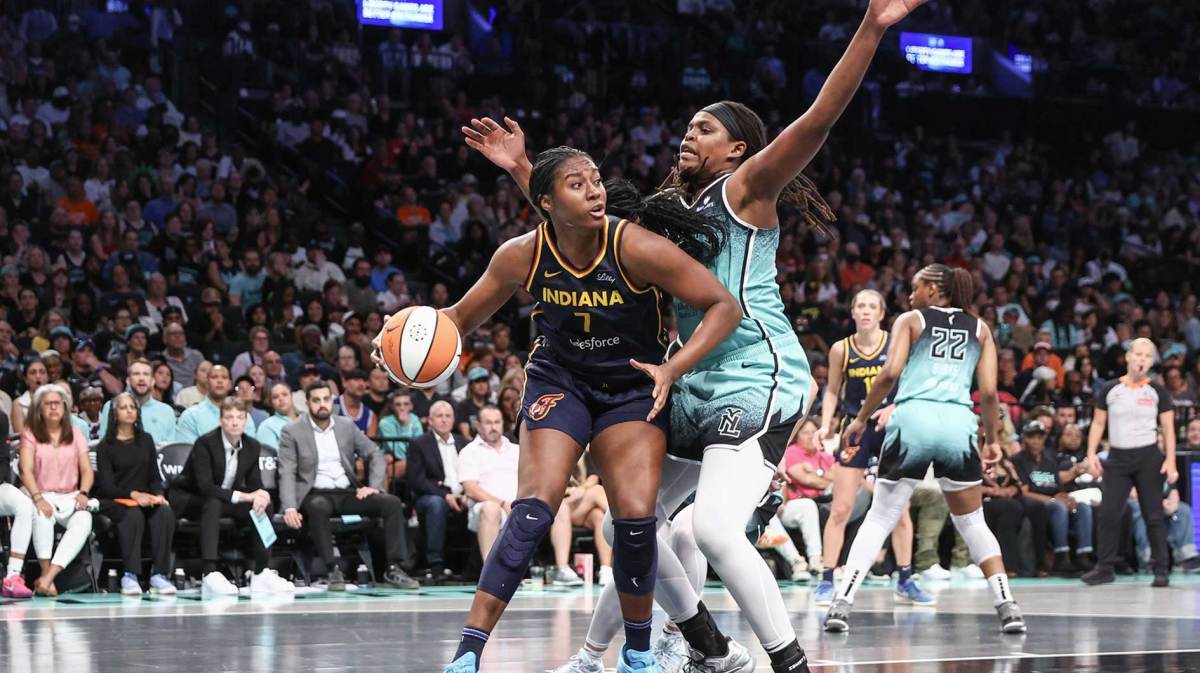 Fever forward Aliyah Boston (7) looks to post up