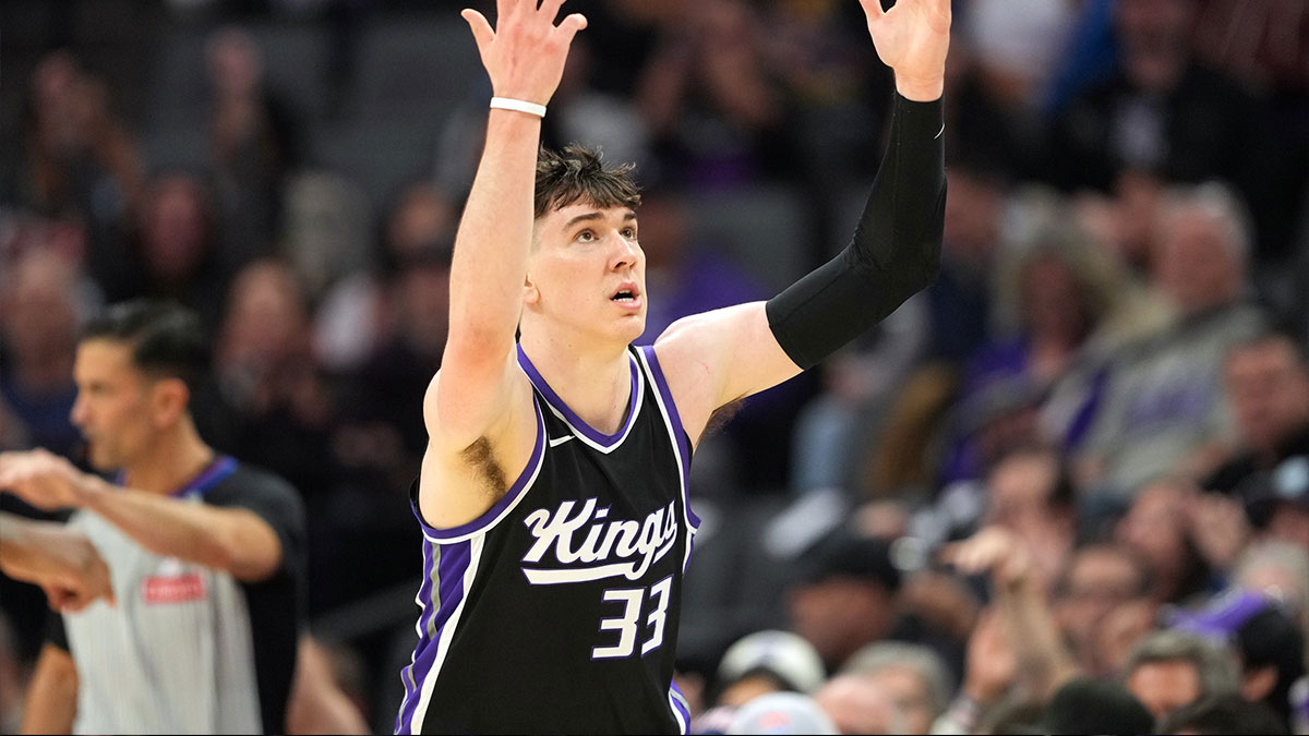 Sacramento Kings forward Jake LaRavia (33) gestures after making a three point basket against the Milwaukee Bucks during the second quarter at Golden 1 Center. Lakers signed Jake LaRavia amid NBA Free Agency.