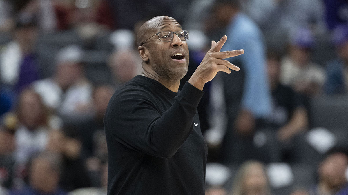 Sacramento Kings head coach Mike Brown instructs against the Indiana Pacers during the fourth quarter at Golden 1 Center.