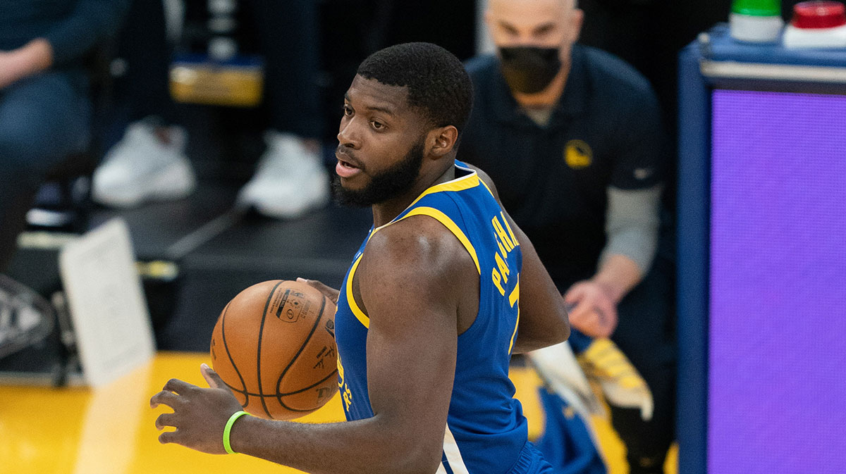 Golden State Warriors forward Eric Paschall (7) during the second quarter against the Charlotte Hornets at Chase Center.
