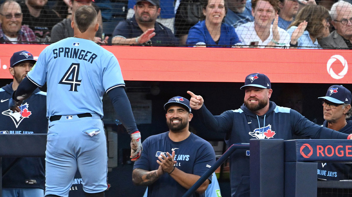 Blue Jays score 2 runs on Yankees fielding blunder