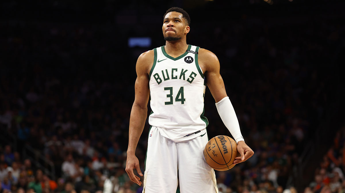 Milwaukee Bucks forward Giannis Antetokounmpo (34) against the Phoenix Suns at Footprint Center.