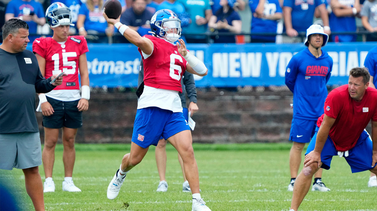 *New York Giants quarterback Jaxson Dart (6) throws the ball.