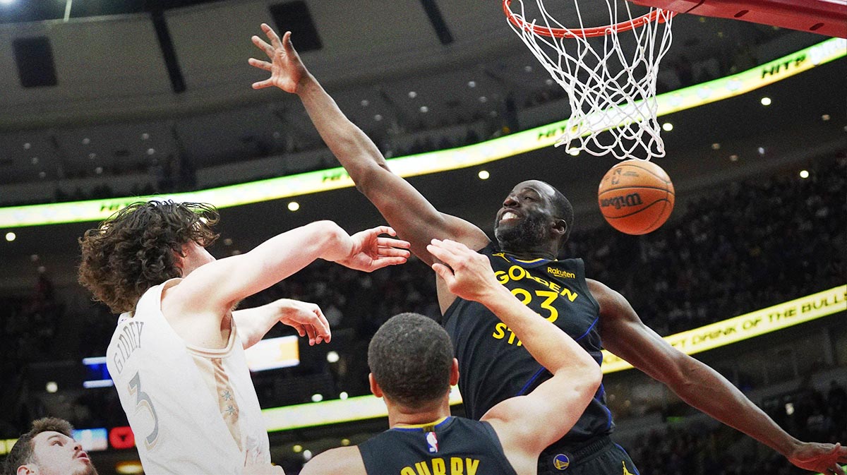 Golden State Warriors forward Draymond Green (23) defends Chicago Bulls guard Josh Giddey (3) during the second half at United Center.