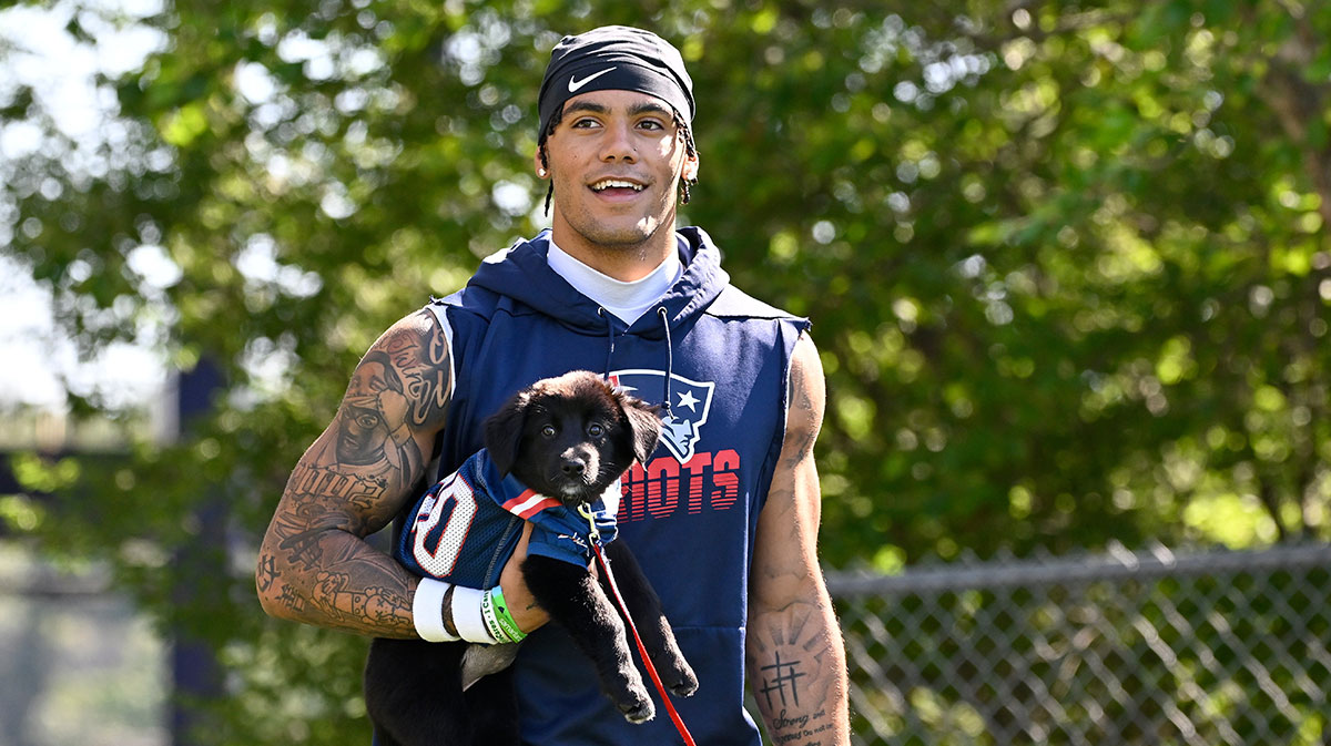 Patriots’ Christian Gonzalez leaves practice with apparent injury