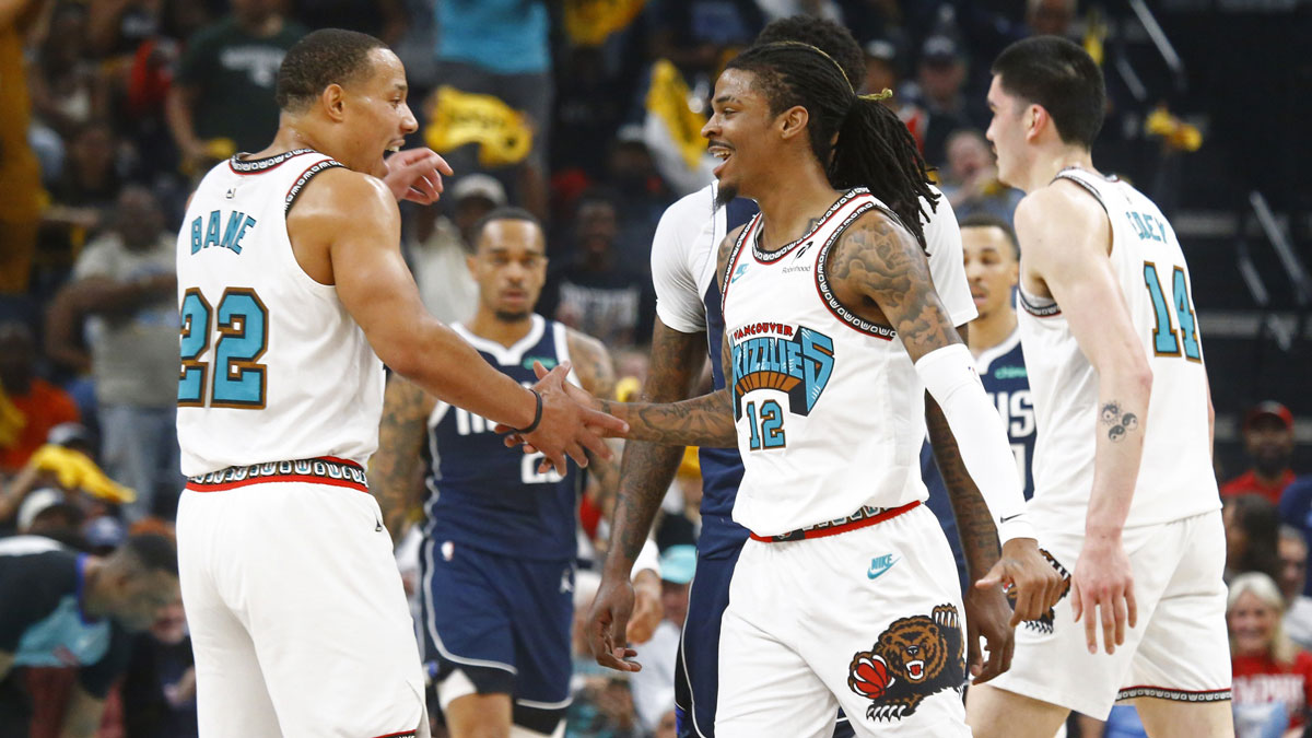 The guardian of the Grizzlies Ja Morant (12) reacts with the goalkeeper Desmond Bane (22) during the first quarter against the Dallas Mavericks in Fedexforum