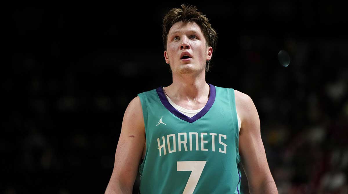  Charlotte Hornets guard Kon Knueppel (7) competes against the Dallas Mavericks during the second half of a NBA basketball game at the Thomas & Mack Center. 