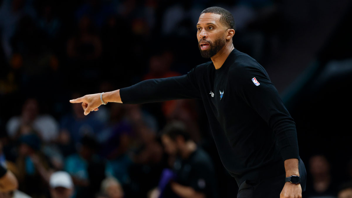 Charlotte Hornets head coach Charles Lee directs his team against the Chicago Bulls during the second half at Spectrum Center.