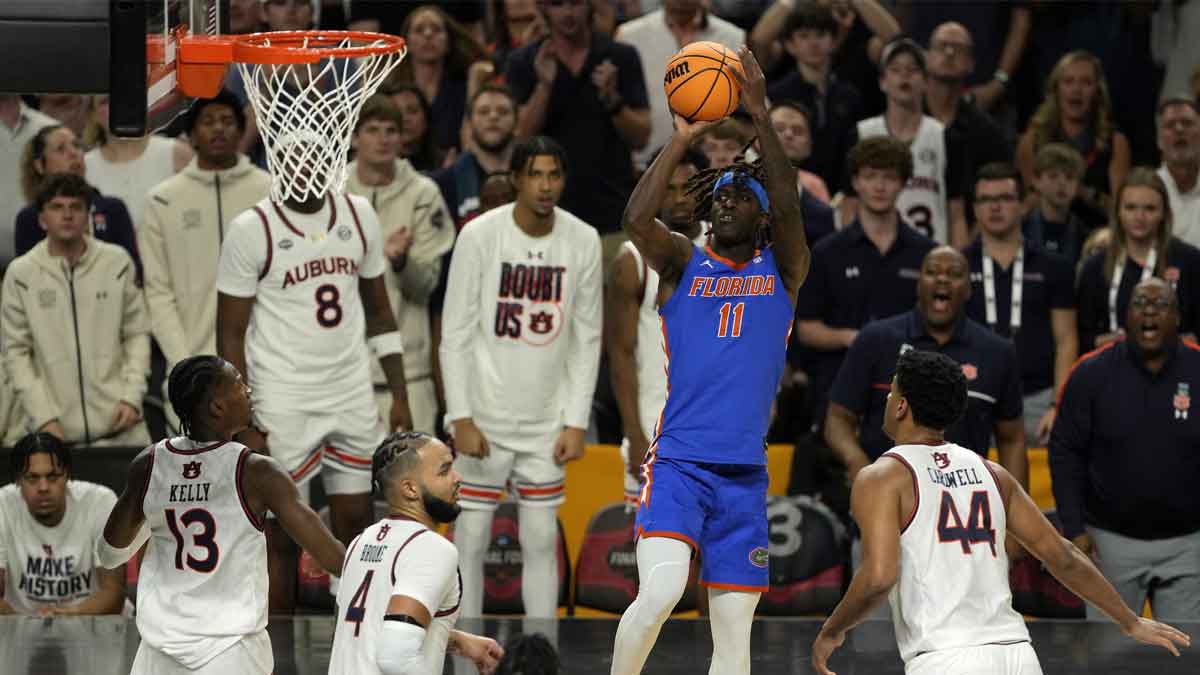 Florida Gators guard Denzel Aberdeen (11) shoots the ball against the Auburn Tigers during the first half in the semifinals of the men's Final Four of the 2025 NCAA Tournament at Alamodome.