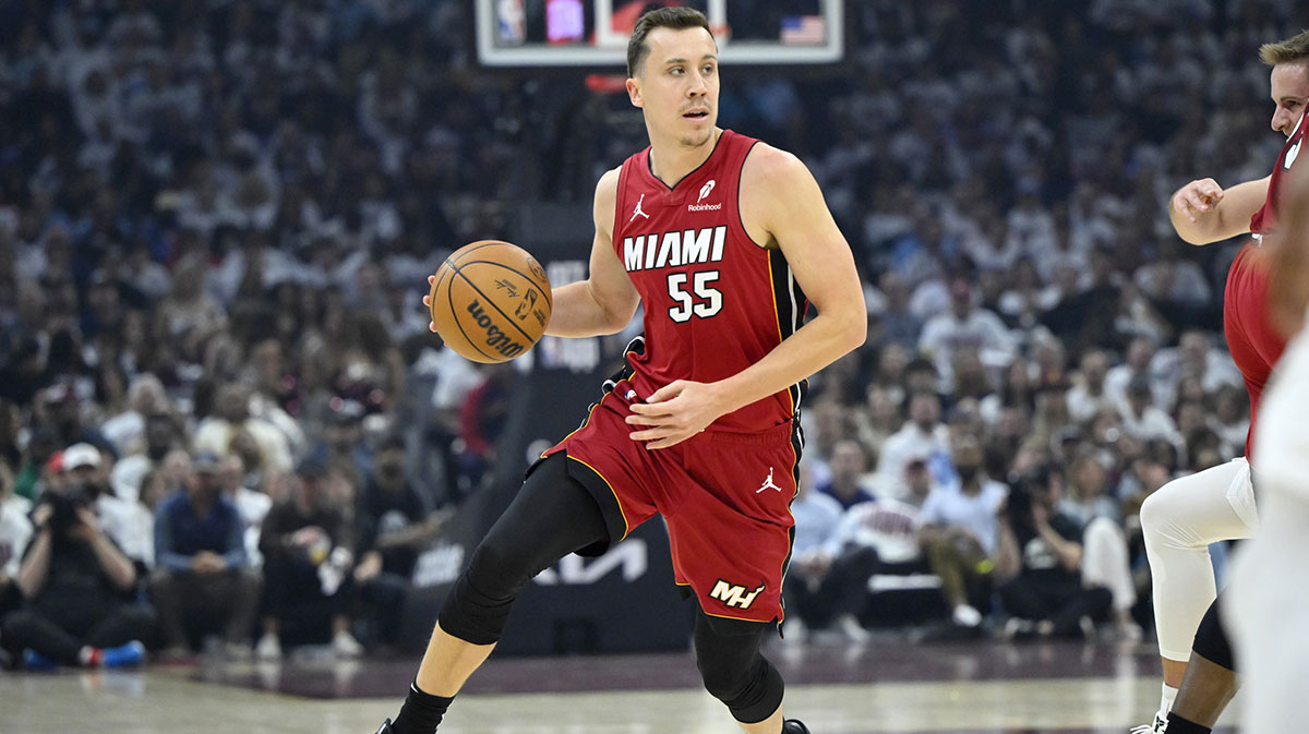 The Miami Heat Duncan Robinson striker (55) dribble the ball at the first quarter against the Cleveland riders in Rocket Arena.