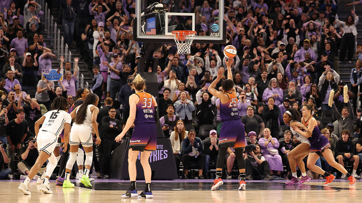 Phoenix Mercury forward Alyssa Thomas (25) scores a game-winning free throw with one second remaining on the clock during the fourth quarter against the Golden State Valkyries at Chase Center. 