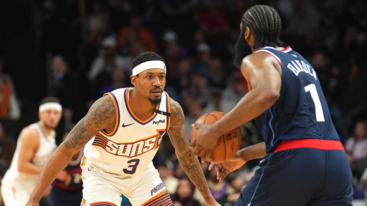 Phoenix Suns guard Bradley Beal (3) guards LA Clippers guard James Harden (1) during the second half at Footprint Center.