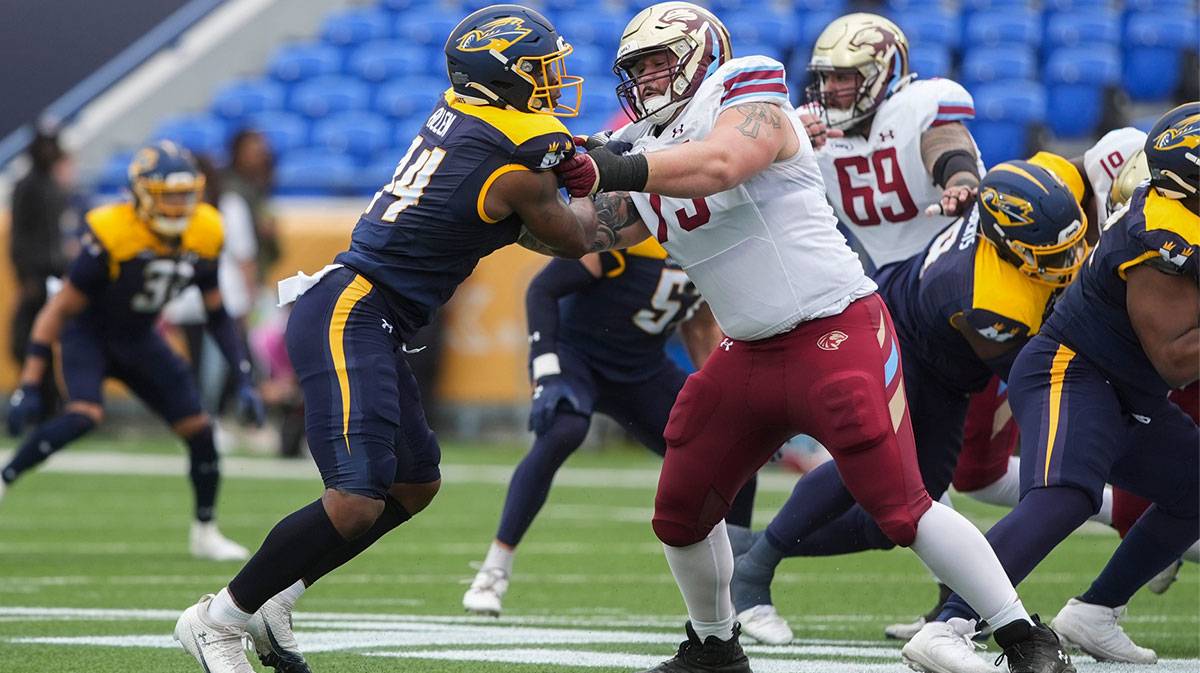Showboats’ Jaylon Allen (44) grapples with Panthers’ Ryan Nelson (75) during the UFL game between the Memphis Showboats and Michigan Panthers