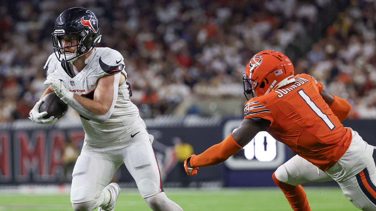 Houston Texans tight end Dalton Schultz (86) runs after the catch against Chicago Bears cornerback Jaylon Johnson (1) in the second half at NRG Stadium.