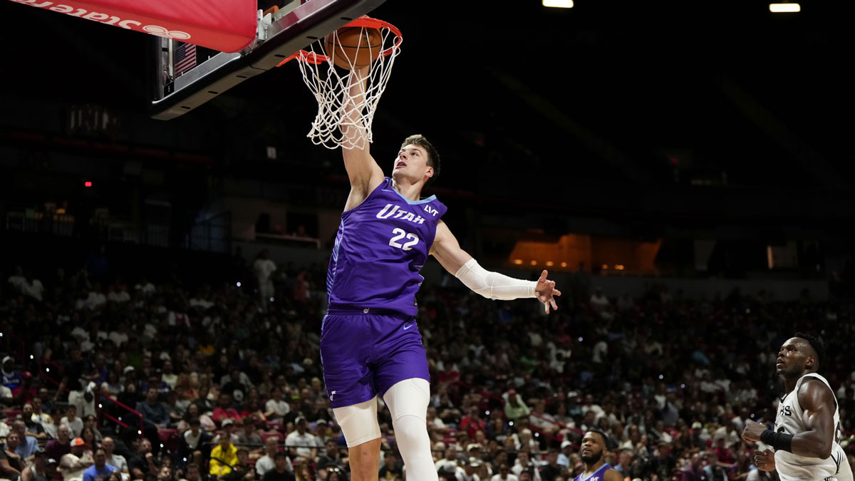 Utah Jazz forward Kyle Filipowski (22) dunks the ball against the San Antonio Spurs during the first half of a NBA basketball game at the Thomas & Mack Center.