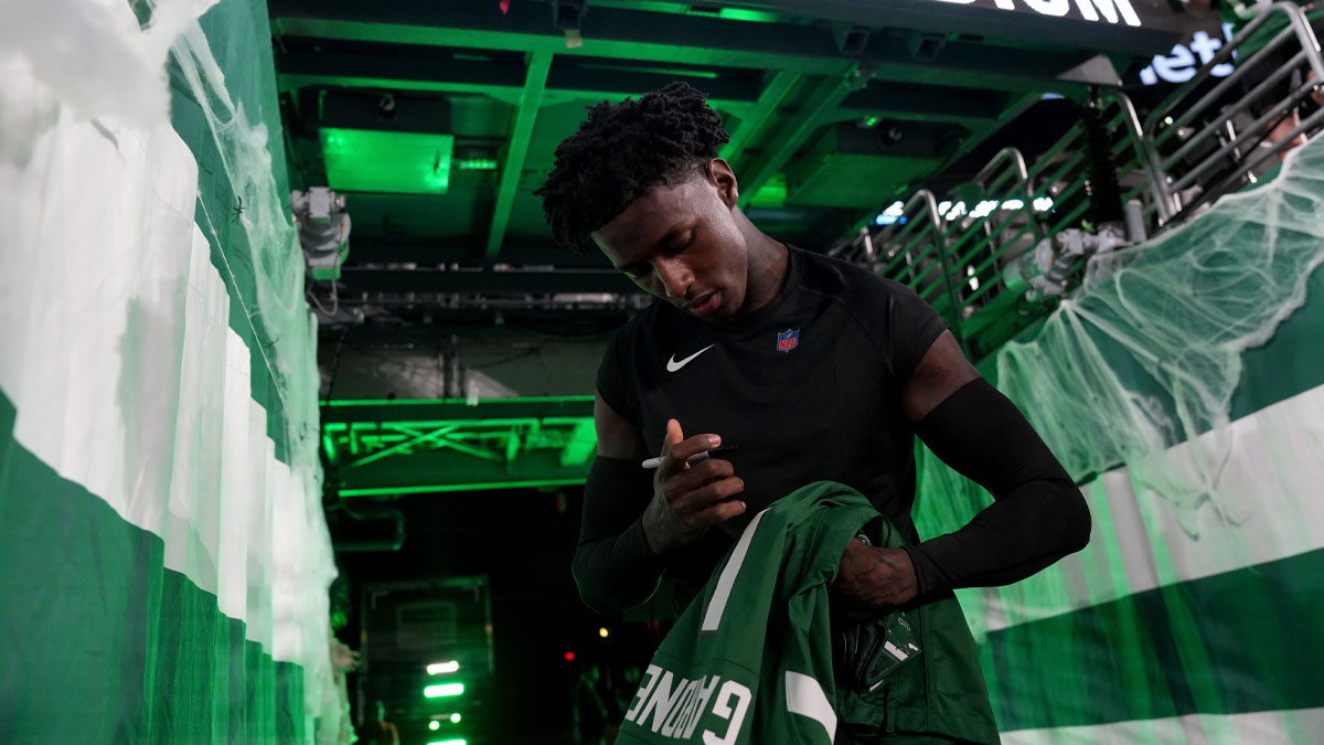 New York Jets cornerback Sauce Gardner (1) signs an autograph for a fan before the game, Thursday, October 31, 2024, in East Rutherford.