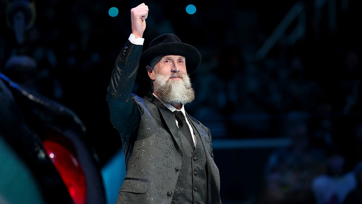 San Jose Sharks former player Joe Thornton waves to the crowd at a ceremony honoring him and retiring his number 19 jersey before a game between the San Jose Sharks and the Buffalo Sabres