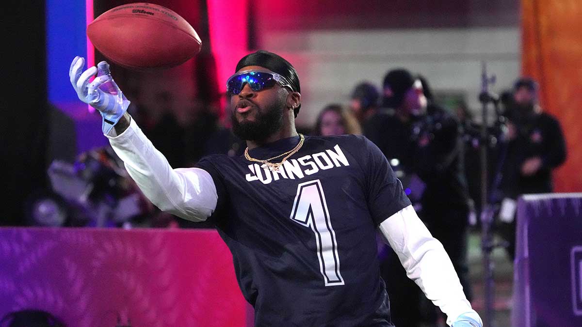 NFC defensive back Jaylon Johnson of the Chicago Bears (1) catches the ball during the Satisfying Catch event at the Pro Bowl Skills Challenge at Nicholson Fieldhouse.