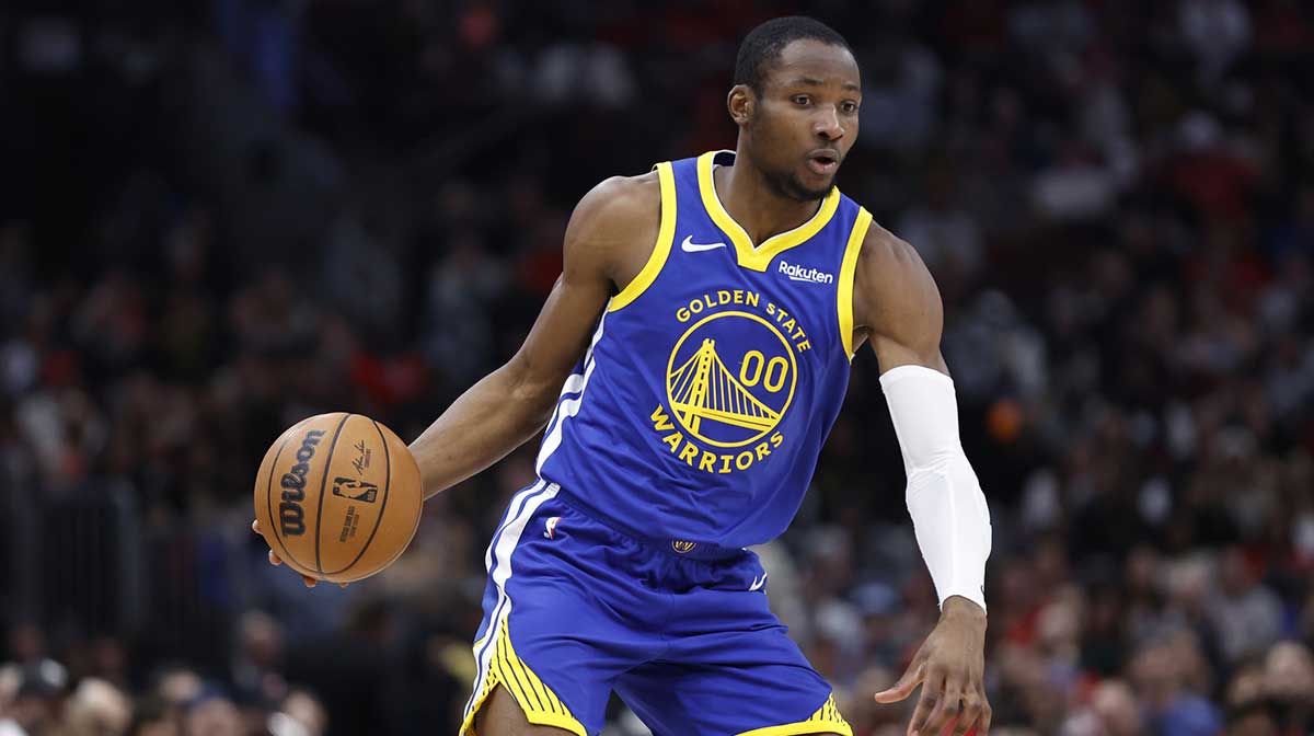Golden State Warriors forward Jonathan Kuminga (00) dribbles during the first half against the Chicago Bulls at United Center.