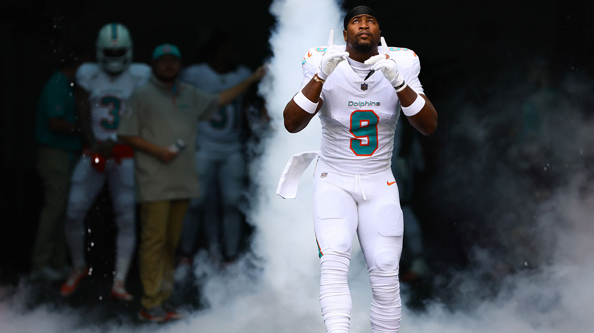 Oct 27, 2024; Miami Gardens, Florida, USA; Miami Dolphins tight end Jonnu Smith (9) enters the field before the game against the Arizona Cardinals at Hard Rock Stadium. Mandatory Credit: Sam Navarro-Imagn Images