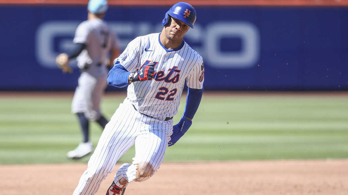 New York Mets right fielder Juan Soto (22) rounds third base in the third inning against the New York Yankees at Citi Field