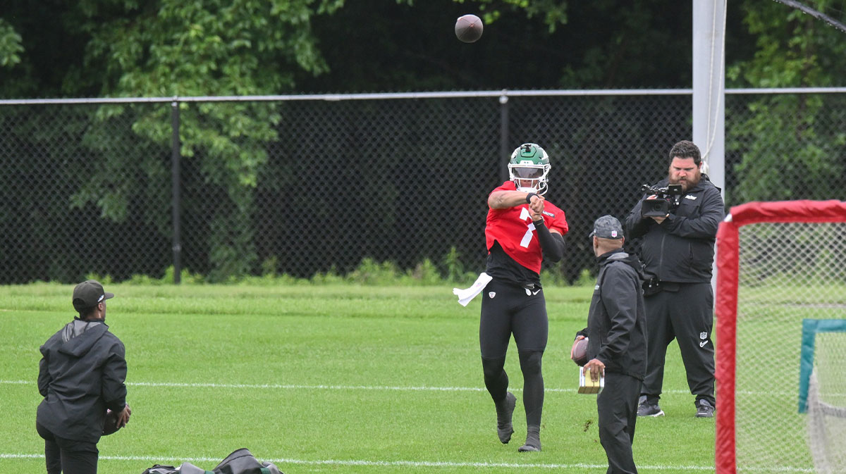 New York Jets quarterback Justin Fields (7) participates in a drill during minicamp at Atlantic Health Jets Training Center.