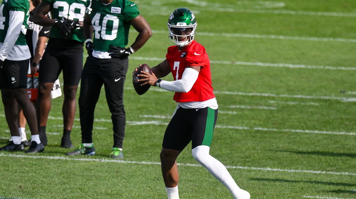 New York Jets quarterback Justin Fields (7) participates in a drill during training camp at Atlantic Health Jets Training Center