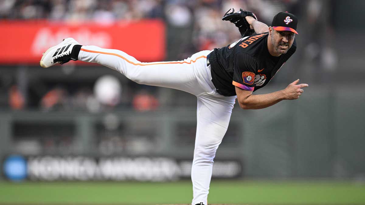 Jul 29, 2025; San Francisco, California, USA; San Francisco Giants starting pitcher Justin Verlander (35) throws against the Pittsburgh Pirates during the fourth inning at Oracle Park.