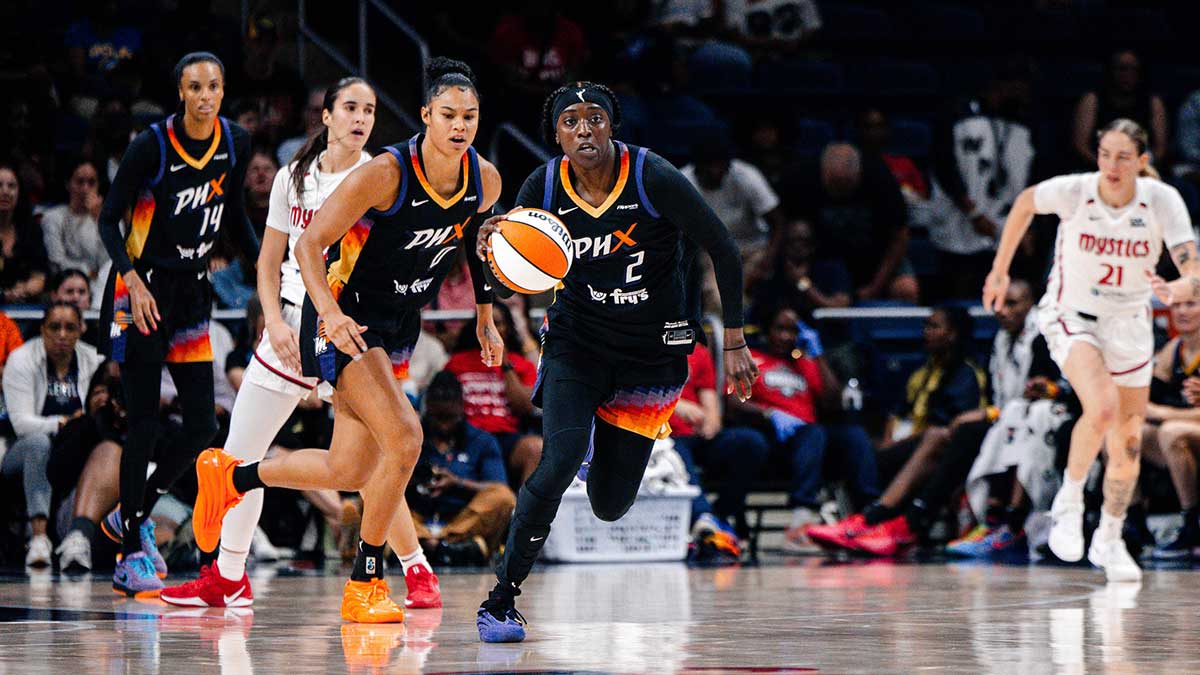 Phoenix Mercury guard Kahleah Copper (2) dribbles the ball in the second half at CareFirst Arena.