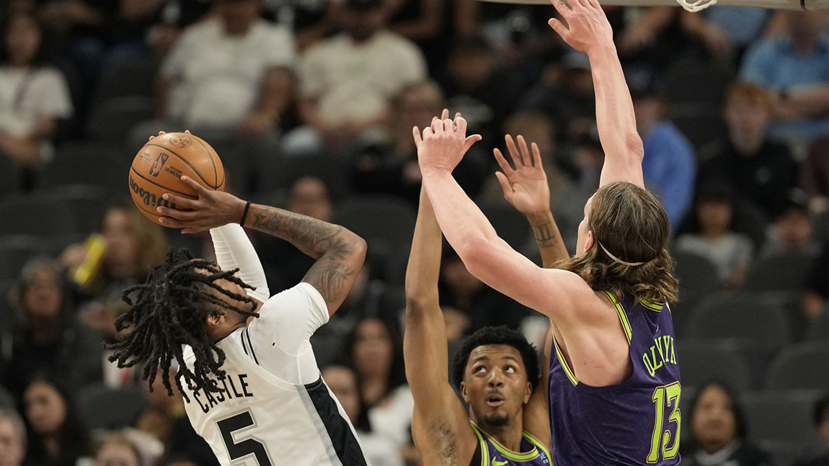 San Antonio Spurs guard Stephon Castle (5) shoots over New Orleans Pelicans forwards Trey Murphy III (25) and Kelly Olynyk (13) during the first half at Frost Bank Center.