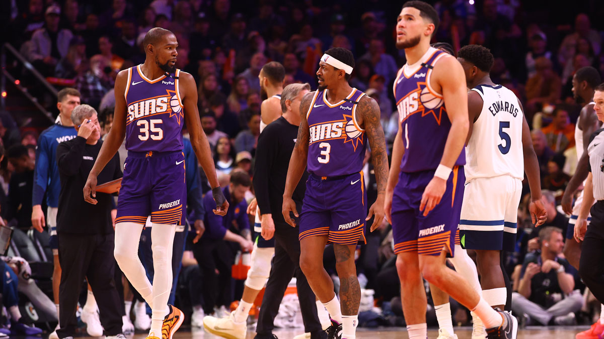 The Phoenix SUNS KEVIN striker during (35) with goalkeeper Bradley Beal (3) and Devin Booker (1) against Minnesota Timberwolves at Footprint Center.