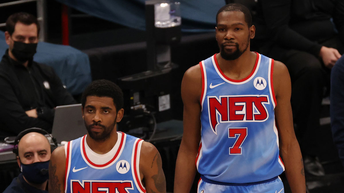 Brooklyn Nets Kyrie Irving (11) and Nets Kevin's (7) goalkeeper stand at the Washington Washington Wizards in Capital Onena.