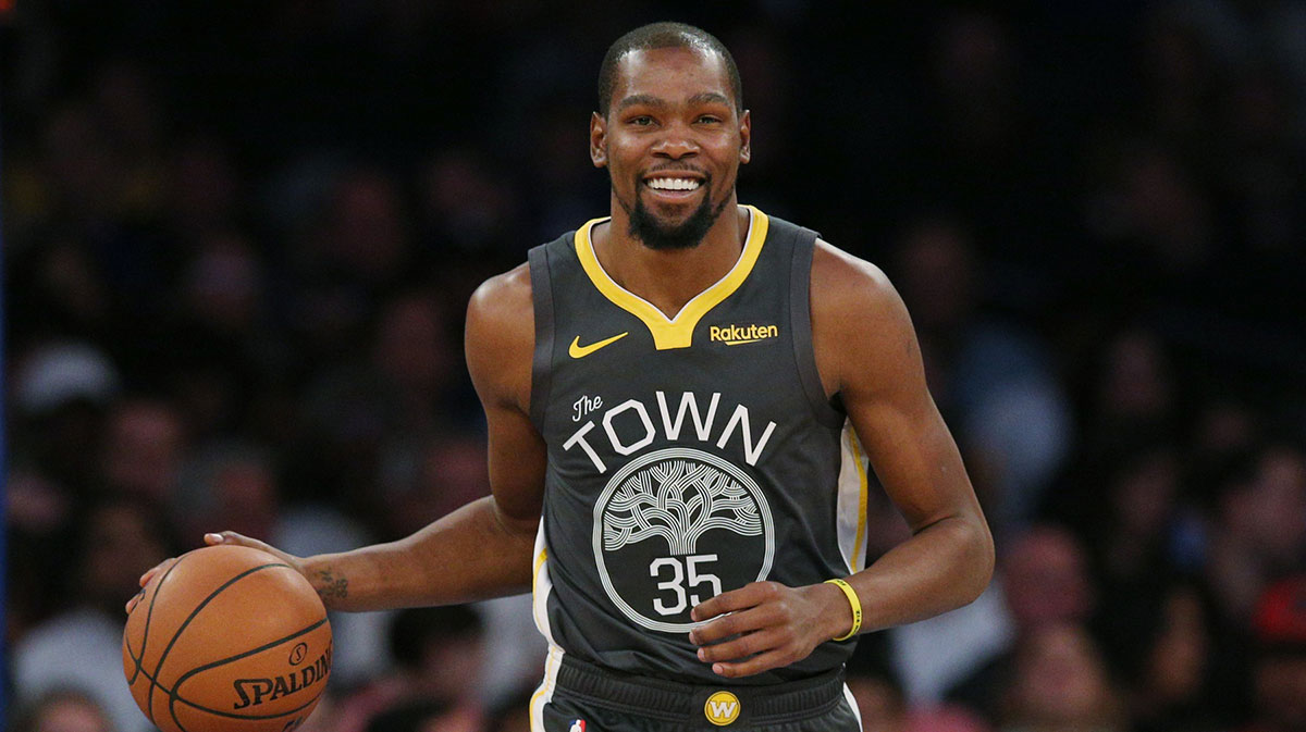 Golden State Warriors forward Kevin Durant (35) controls the ball against the New York Knicks during the second quarter at Madison Square Garden.