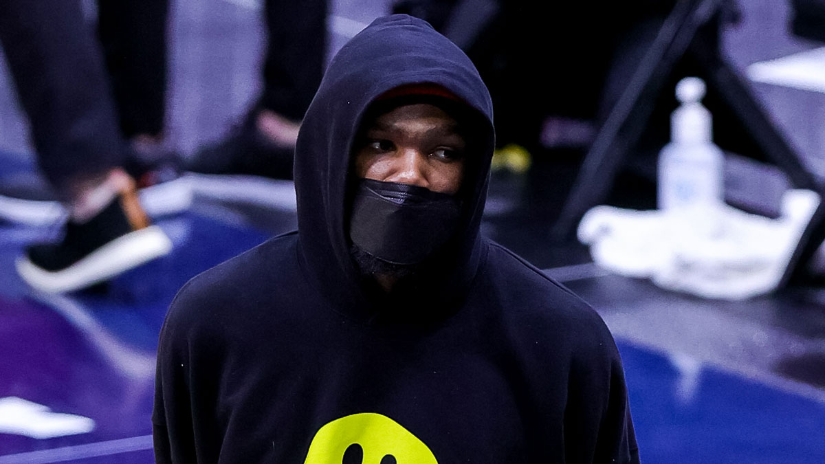 Brooklyn Nets attacking Kevin for (7 years) in street clothes due to an injury against New Orleans Pélicans in the second half at the Smoothie King Center.
