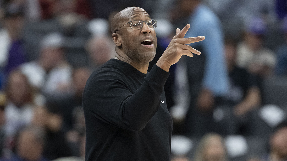 Sacramento Kings head coach Mike Brown instructs against the Indiana Pacers during the fourth quarter at Golden 1 Center.