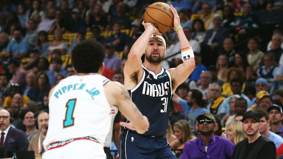 Dallas Mavericks guard Klay Thompson (31) shoots during the first quarter against the Memphis Grizzlies at FedExForum.
