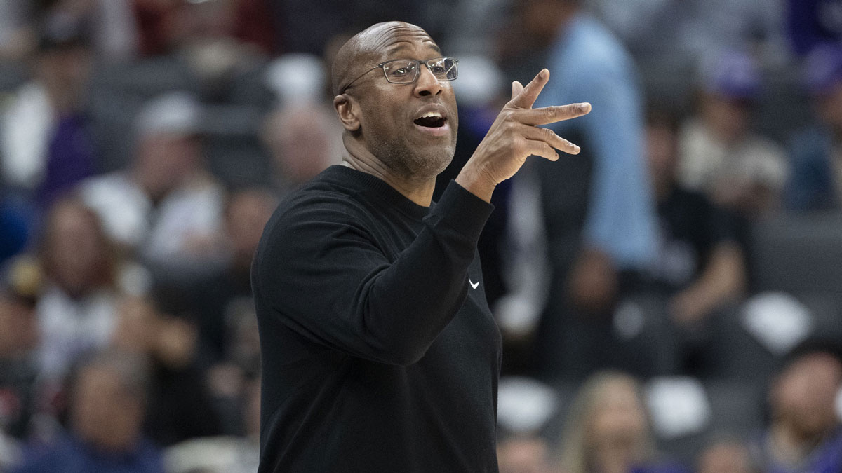 Kings head coach Mike Brown instructs against the Indiana Pacers during the fourth quarter at Golden 1 Center