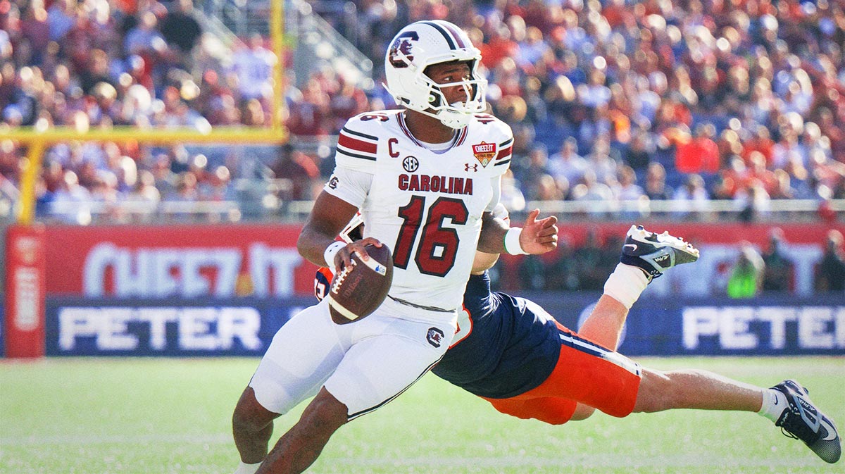 South Carolina Gamecocks quarterback LaNorris Sellers (16) runs the ball against Illinois Fighting Illini linebacker Joe Barna (43) in the first quarter at Camping World Stadium.