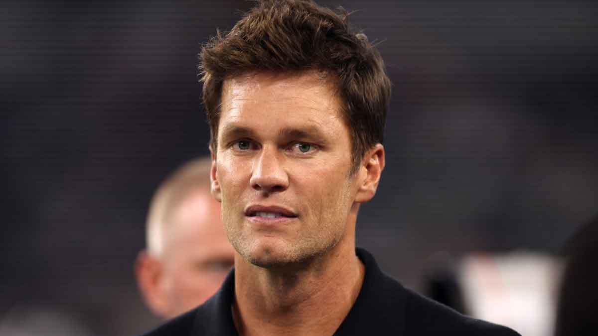 Cựu cầu thủ NFL Tom Brady trên sân trước trận đấu giữa Dallas Cowboys và Las Vegas Raiders tại Sân vận động AT&T.