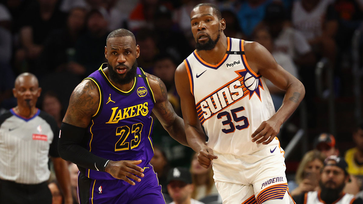 Los Angeles Lakers forward LeBron James (23) against Phoenix Suns forward Kevin Durant (35) at Footprint Center.