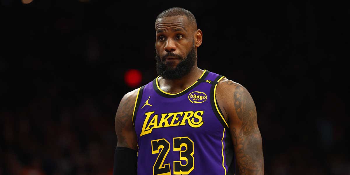 Los Angeles Lakers forward LeBron James (23) against the Phoenix Suns at Footprint Center.
