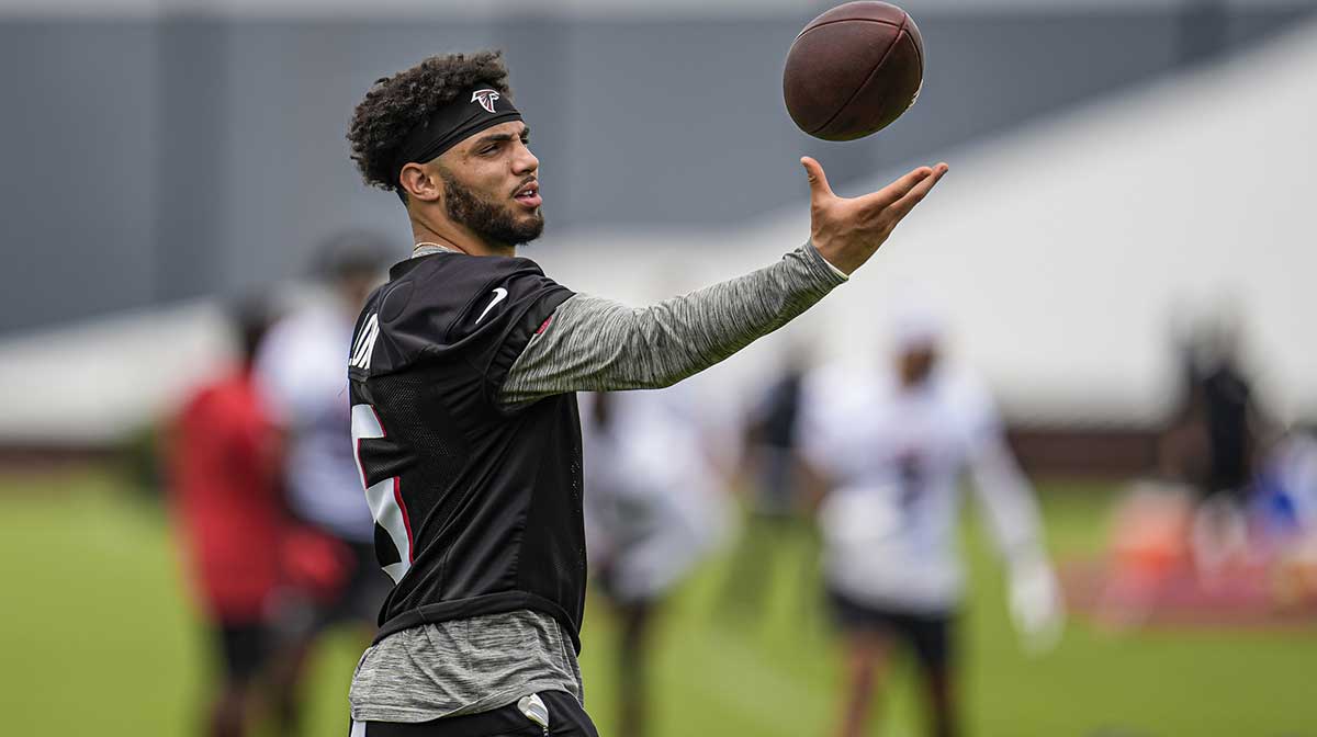 Atlanta Falcons wide receiver Drake London (5) warms up during Minicamp at Children's Healthcare of Atlanta Training Ground.