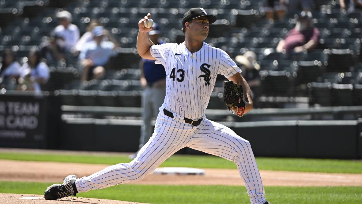 Chicago White Sox pitcher Nick Nastrini (43) delivers against the Texas Rangers during the first inning at Guaranteed Rate Field.